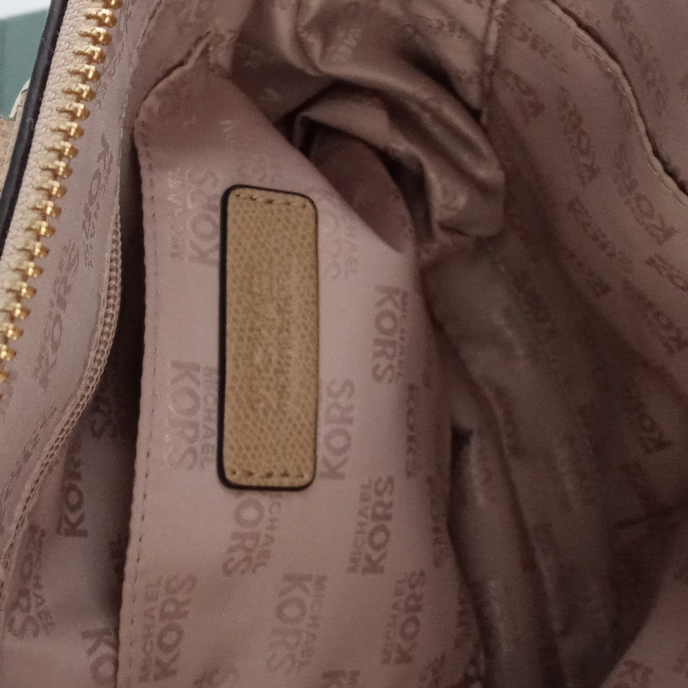 Michael Kors purse excellent condition - Picture 13 of 14